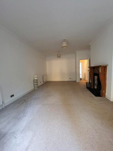 2 Bedroom Flat To Rent In Kingsdowne Road, Surbiton, KT6