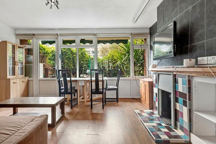 2 Bedroom Flat To Rent In Cooks Road, SE17