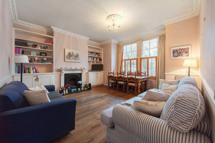 2 Bedroom Flat To Rent In Cromford Road, East Putney, London, SW18