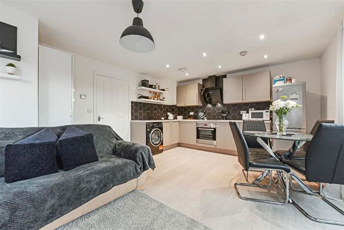 1 Bedroom Flat For Sale In Kiln Mews, Hambrook, Chichester, PO18