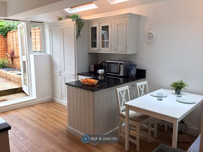 2 Bedroom Flat To Rent In Chatto Road, London, SW11