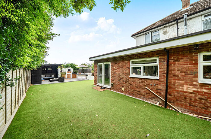 3 Bedroom Semi-Detached House For Sale In Chiltern Avenue, Edlesborough, Dunstable, LU6