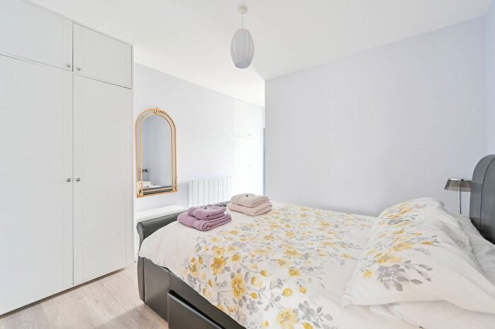 1 Bedroom Flat To Rent In Coningham Road, Shepherd's Bush, London, W12