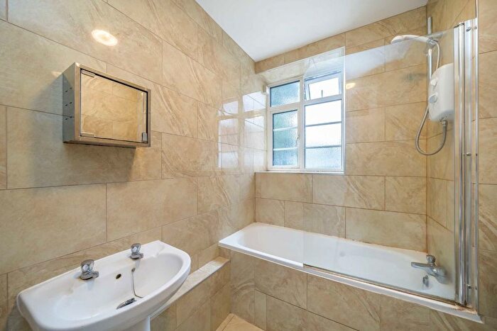 2 Bedroom Flat For Sale In Wimbledon Hill Road, London, SW19