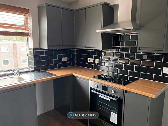 2 Bedroom Flat To Rent In Waldronhyrst, South Croydon, CR2