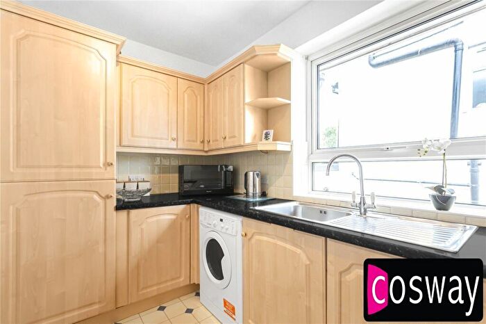 2 Bedroom Flat For Sale In Holders Hill Road, Mill Hill, NW7
