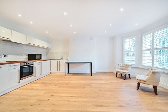 2 Bedroom Flat To Rent In Cambridge Gardens, London, W10