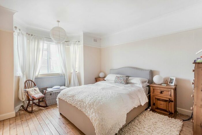 2 Bedroom Flat To Rent In Bushey Road, London, SW20