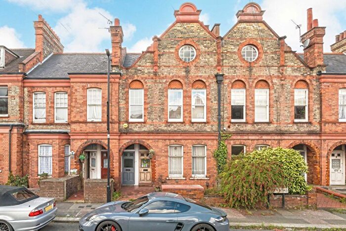 3 Bedroom Flat To Rent In Keymer Road, London, SW2