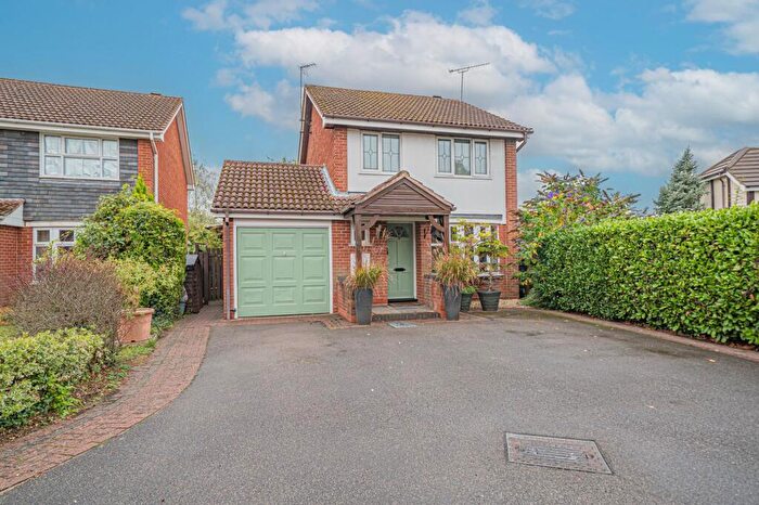 3 Bedroom Detached House For Sale In Finford Croft, Balsall Common, CV7