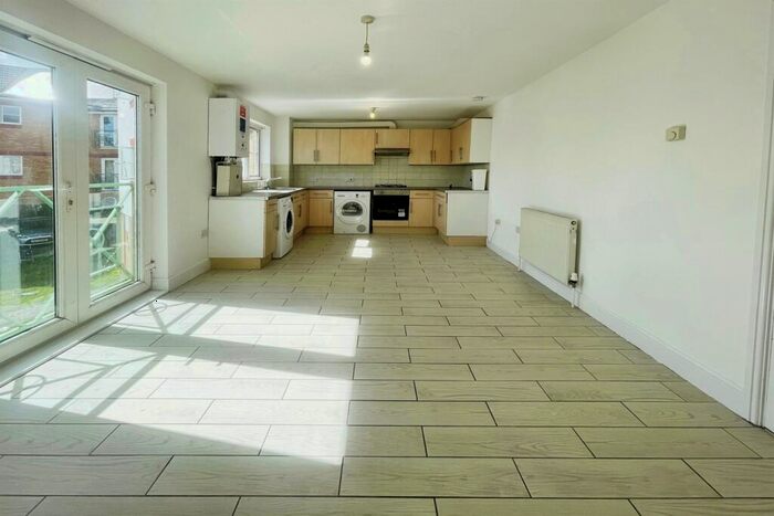 2 Bedroom Flat To Rent In Arthur Court, RM17