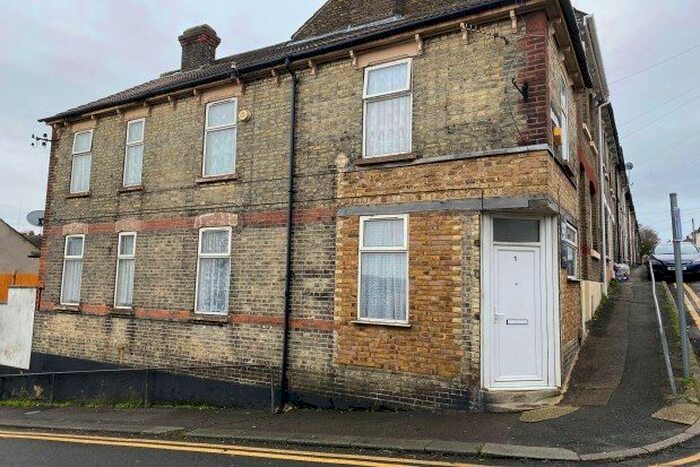 3 Bedroom End Of Terrace House To Rent In Ingle Road, Chatham, ME4