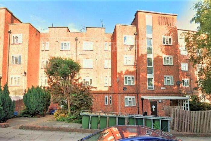 3 Bedroom Flat To Rent In The Grange, London, N2