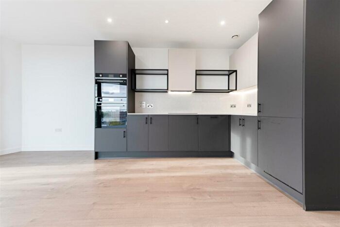 2 Bedroom Apartment To Rent In Coster Avenue, Hackney, N4