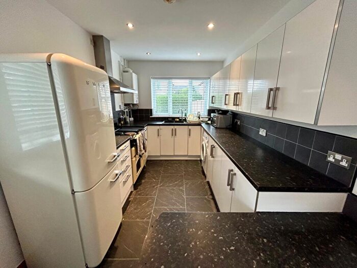3 Bedroom Apartment To Rent In Plains Road, Mapperley, NG3