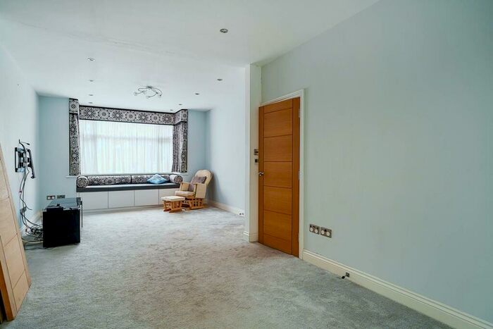 4 Bedroom Semi-Detached House To Rent In Stag Lane, Edgware, London, NW9