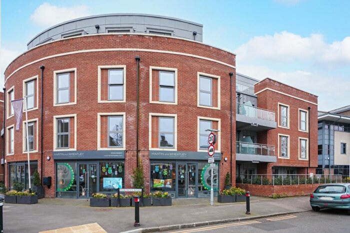 2 Bedroom Apartment For Sale In Queens Road, Weybridge, Surrey, KT13
