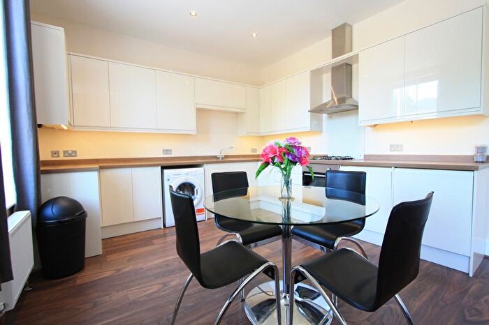 3 Bedroom Flat To Rent In Morden Road, Wimbledon, SW19