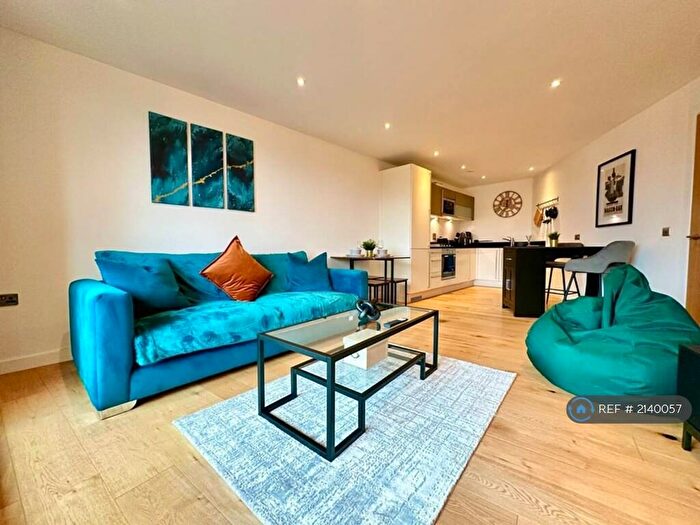 2 Bedroom Flat To Rent In Candle House, Leeds, LS1