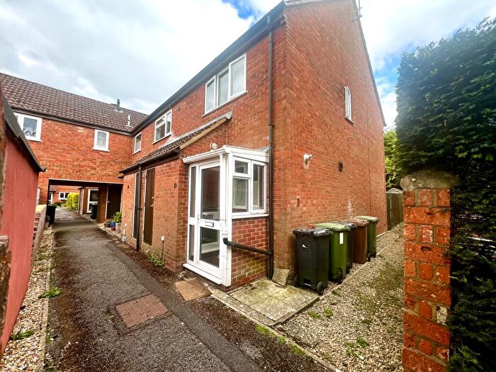 2 Bedroom House To Rent In Chandlers Close, Wantage, OX12