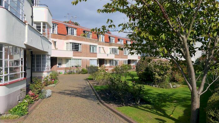 3 Bedroom Flat To Rent In Greenway Close, Stoke Newington, N4