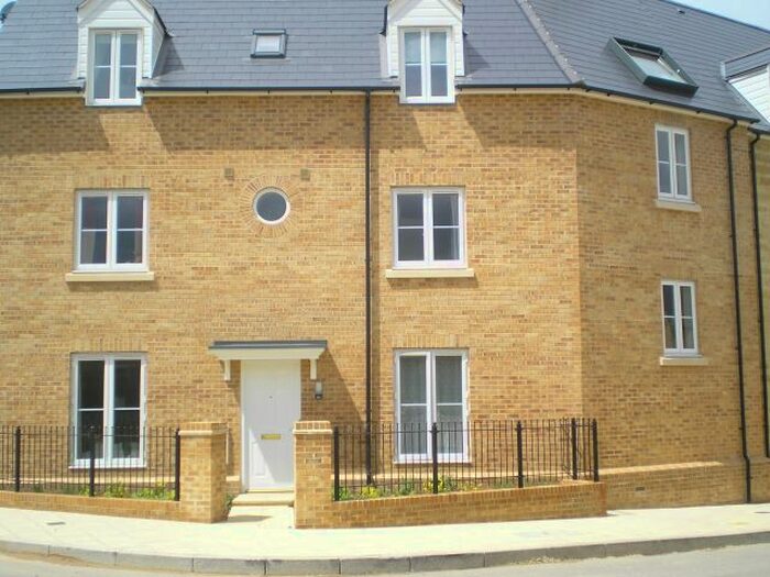 2 Bedroom Flat To Rent In Northfield Road, Madley Park, Witney, Oxon, OX28