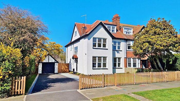 4 Bedroom End Of Terrace House For Sale In Ashlyns Road, Frinton-On-Sea, CO13