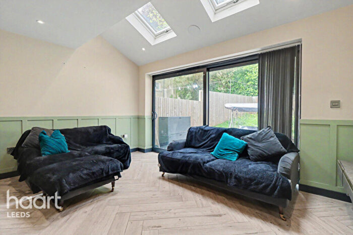 3 Bedroom Town House For Sale In Fawcett Lane, Leeds, LS12