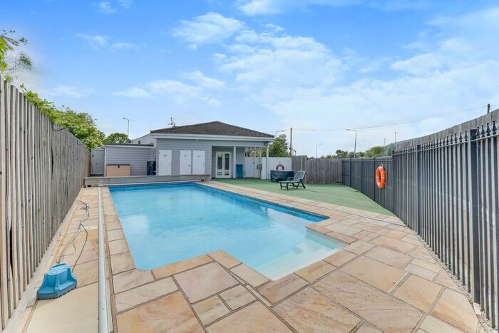 2 Bedroom Bungalow For Sale In Rawreth Lane, Wickford, SS11