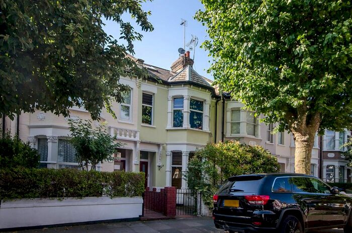2 Bedroom Flat To Rent In Hartland Road, Queen's Park, London, NW6