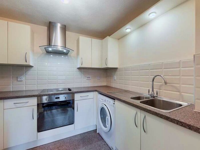2 Bedroom Flat To Rent In Summerfields Chineham, Basingstoke, La, RG21