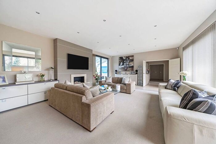 4 Bedroom Detached House For Sale In Barnet Road, Arkley, Barnet, EN5