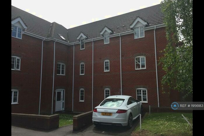 2 Bedroom Flat To Rent In Windsor Court, Newbury, RG14