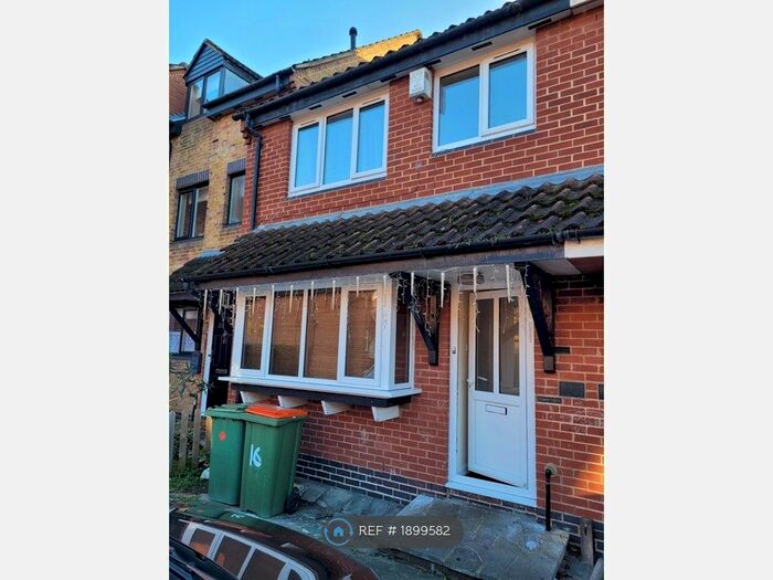 3 Bedroom Semi-Detached House To Rent In Woodhatch Close, London, E6