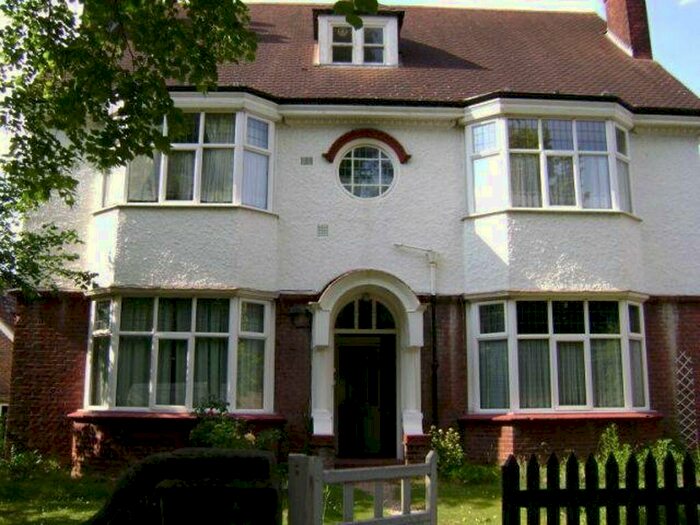 Flat To Rent In Harewood Road, CR2