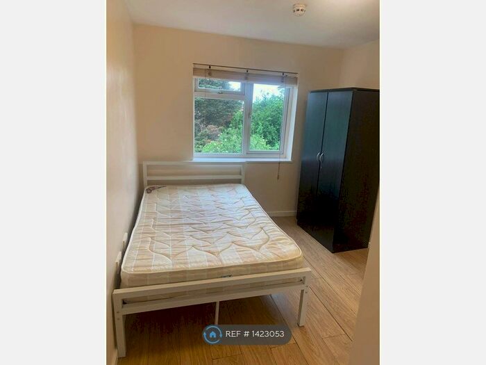Studio To Rent In Hendon Way, London, NW2