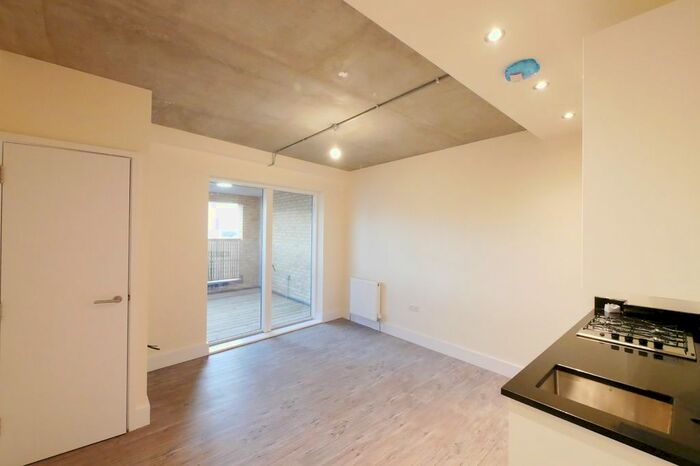 2 Bedroom Flat To Rent In South Street, Romford, RM1