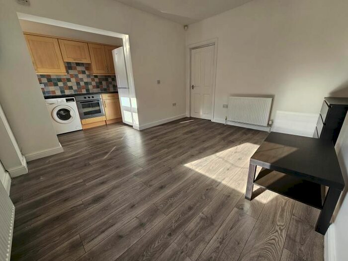 2 Bedroom Flat To Rent In Laurel Grove, Armley, Leeds, LS12