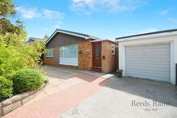 2 Bedroom Bungalow For Sale In Ffordd Onnen, Prestatyn, Denbighshire, LL19