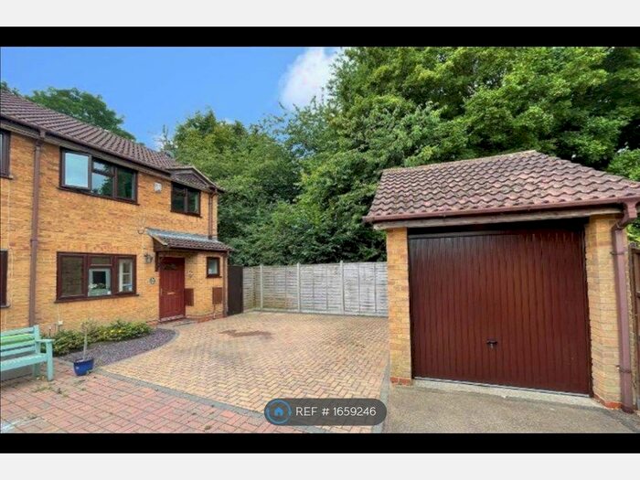 3 Bedroom Semi-Detached House To Rent In Marsom Grove, Luton, LU3