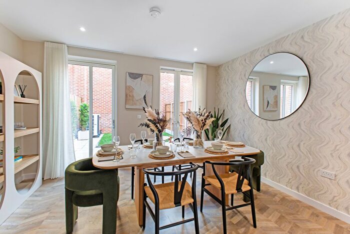 3 Bedroom Semi-detached House For Sale In Woodhill, Woolwich, SE18