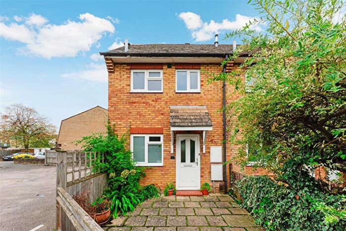 2 Bedroom Property To Rent In North Road, London, SW19