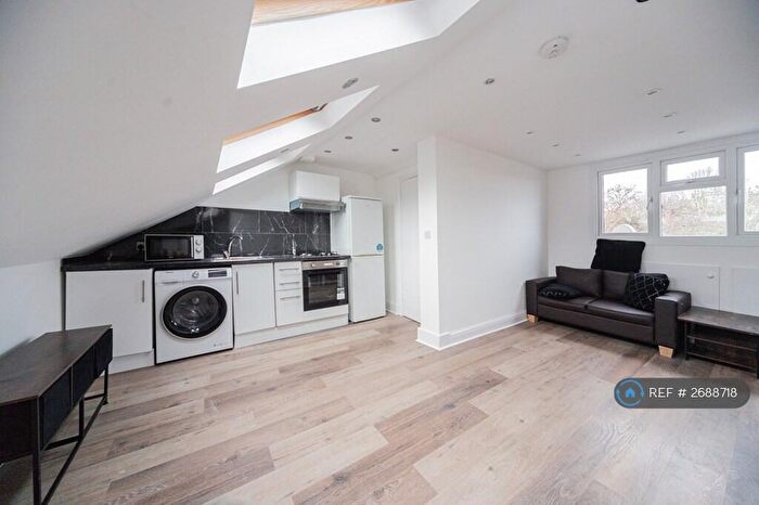 3 Bedroom Flat To Rent In Crouch End Hill, London, N8