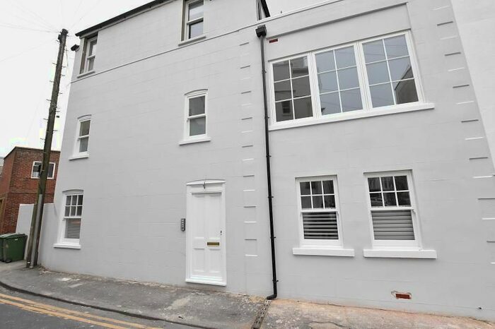 2 Bedroom Maisonette To Rent In Robertson Passage, Hastings, TN34