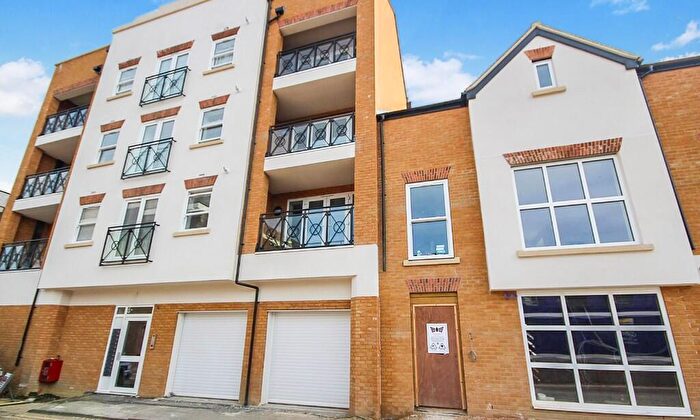 2 Bedroom Flat To Rent In Fairfield Road, Brentwood, Essex, CM14