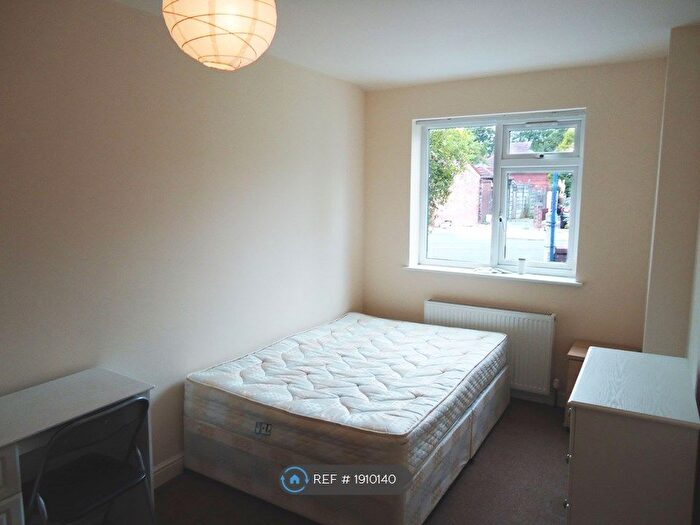 6 Bedroom Semi-Detached House To Rent In Yew Tree Road, Manchester, M14