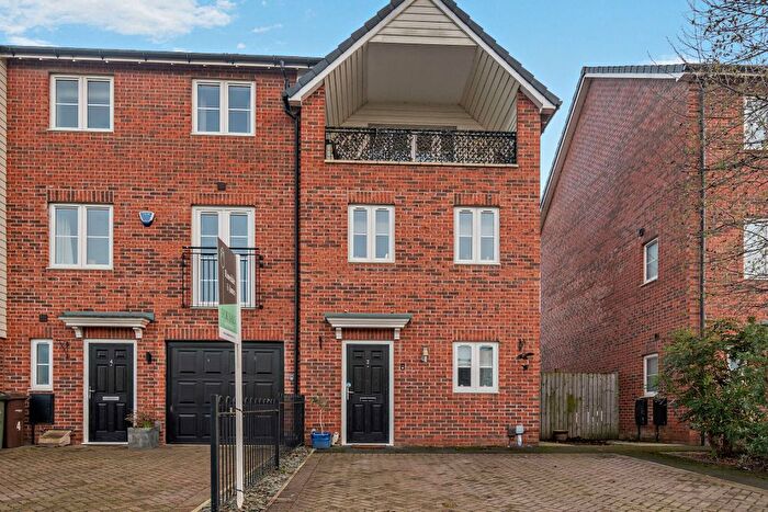 3 Bedroom End Of Terrace House For Sale In Park View Square, Castleford, Wakefield, WF10