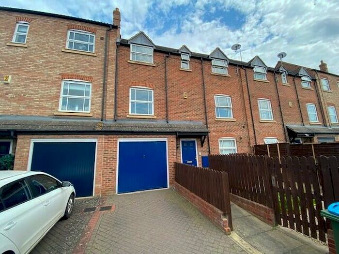 3 Bedroom Town House To Rent In Wedgewood Street, Aylesbury, HP19