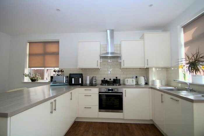 2 Bedroom Bungalow To Rent In Brookside Way, Croydon, CR0