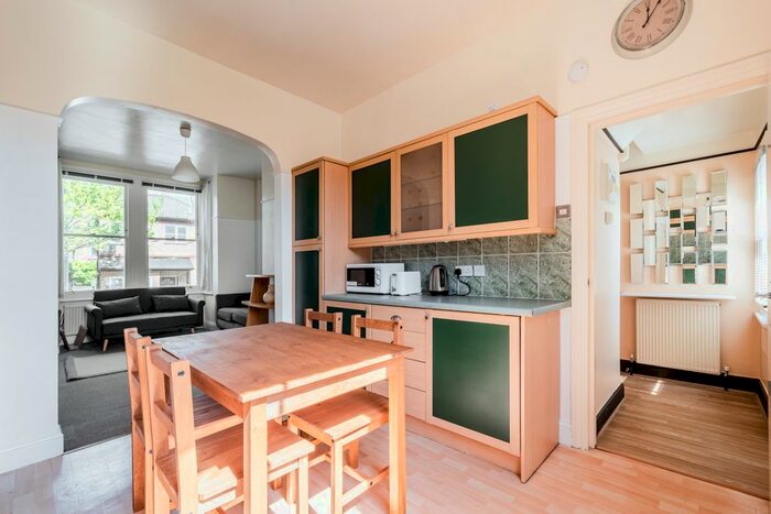 2 Bedroom Flat To Rent In Colenso Road, Clapton, E5